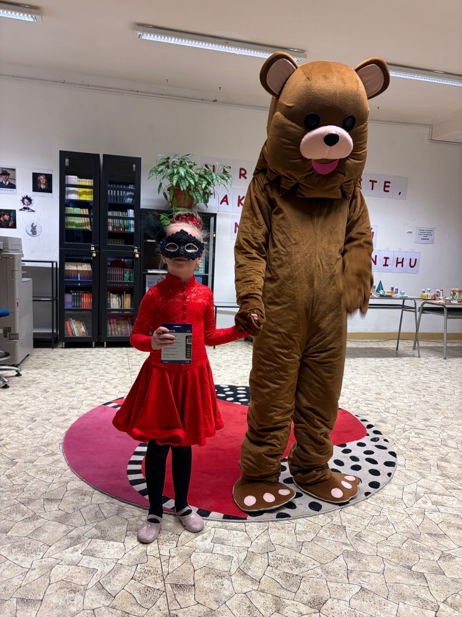 Paulínka a maskot Brumko